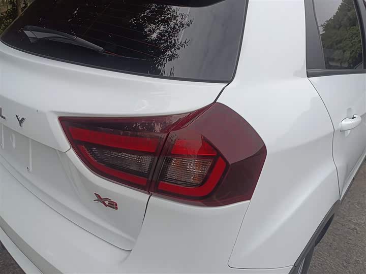 Фото 8 - Geely Vision X3