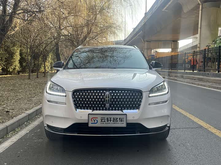 Фото 2 - Lincoln Corsair