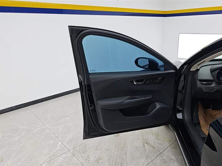 Фото 7 - Hongqi E-QM5