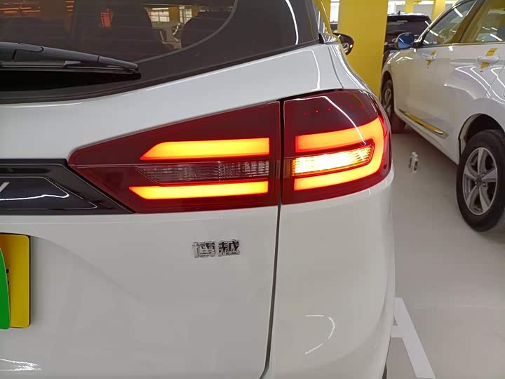 Фото 8 - Geely Atlas