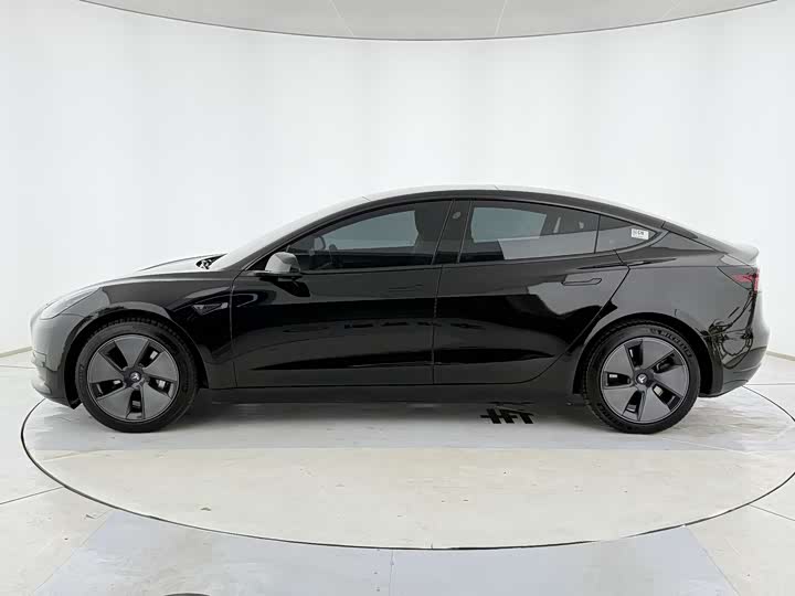 Фото 8 - Tesla Model 3