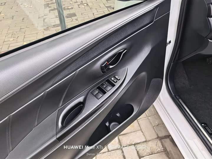 Фото 7 - Toyota Yaris L