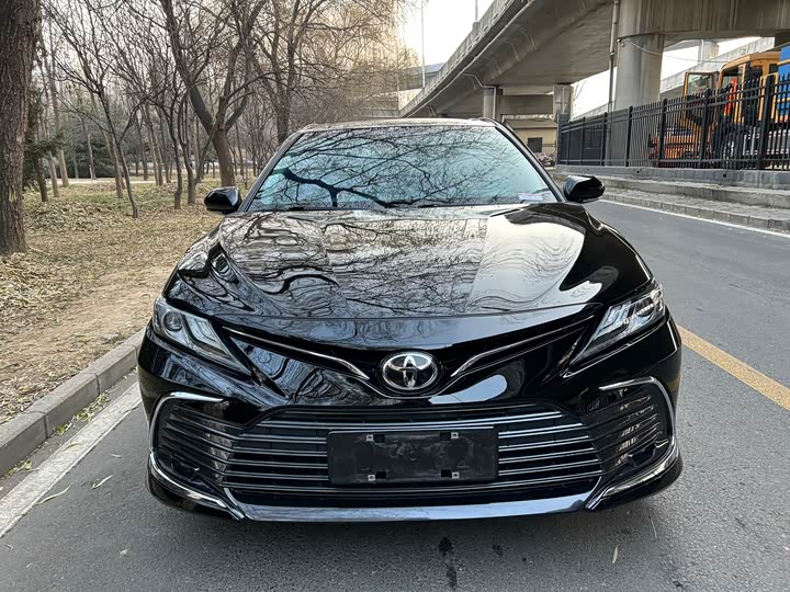 Фото 2 - Toyota Camry