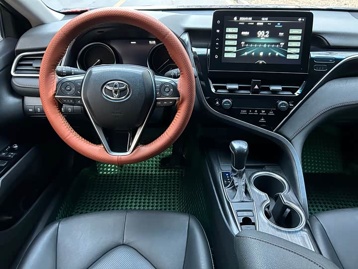 Фото 8 - Toyota Camry