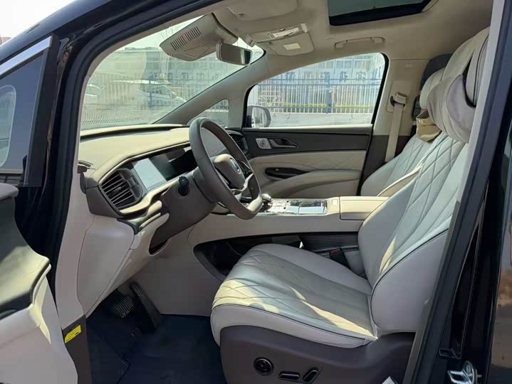 Фото 7 - Denza D9