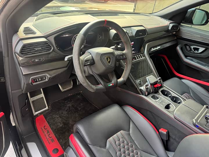 Фото 2 - Lamborghini Urus