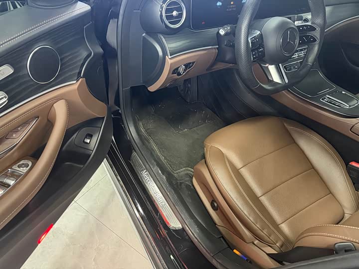 Фото 5 - Mercedes-Benz E-Class