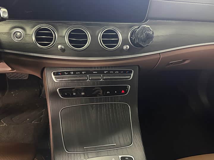 Фото 8 - Mercedes-Benz E-Class