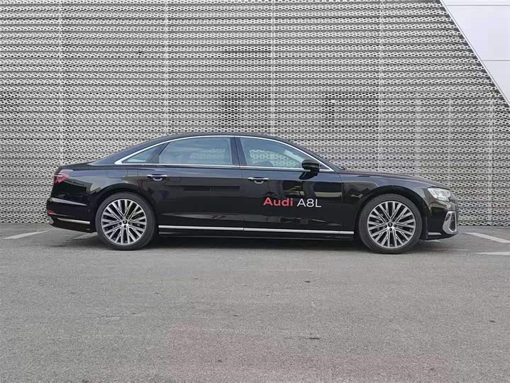 Фото 5 - Audi A8
