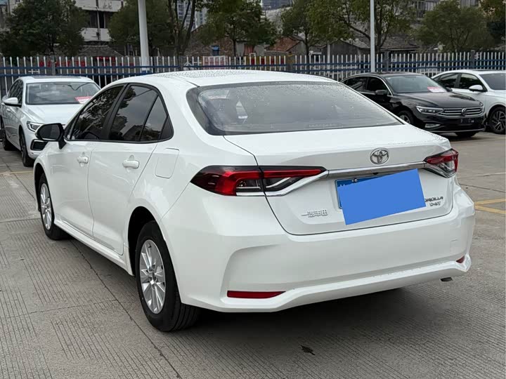 Фото 4 - Toyota Corolla