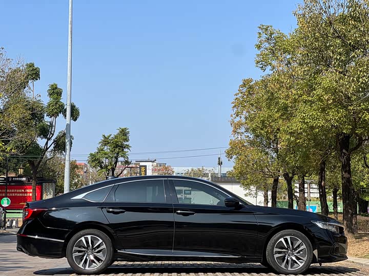 Фото 8 - Honda Accord