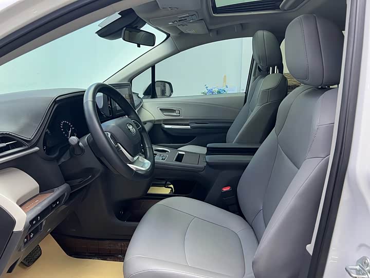 Фото 3 - Toyota Granvia