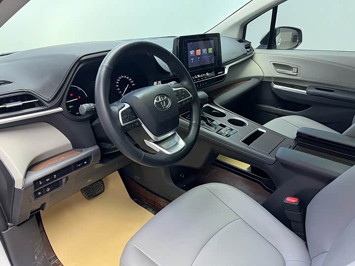 Фото 4 - Toyota Granvia