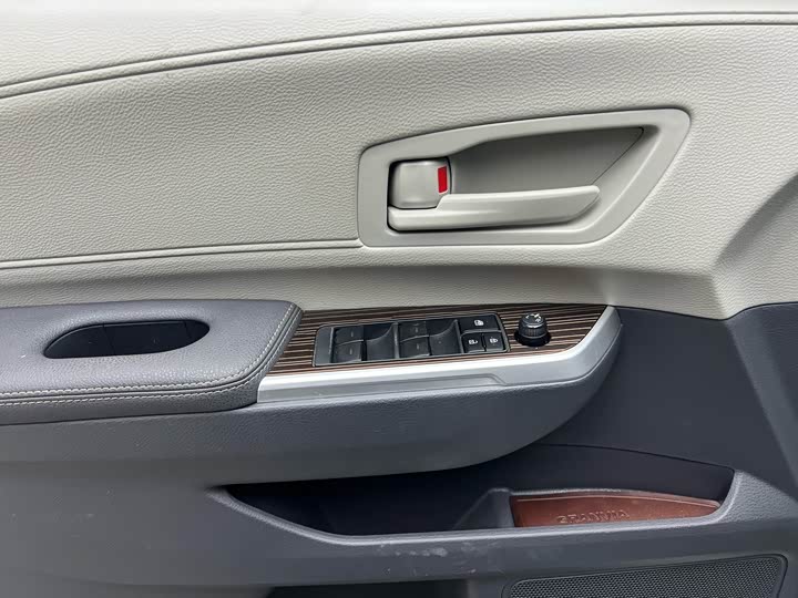 Фото 6 - Toyota Granvia