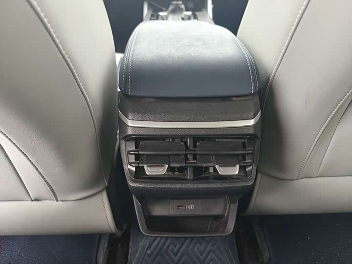 Фото 8 - Geely Emgrand