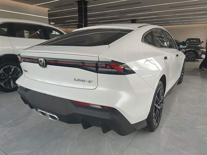 Фото 6 - Changan UNI-V Hybrid