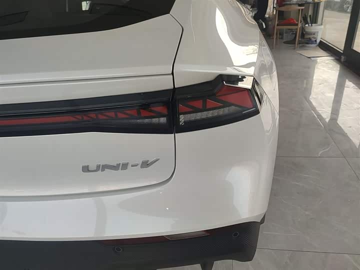 Фото 7 - Changan UNI-V Hybrid