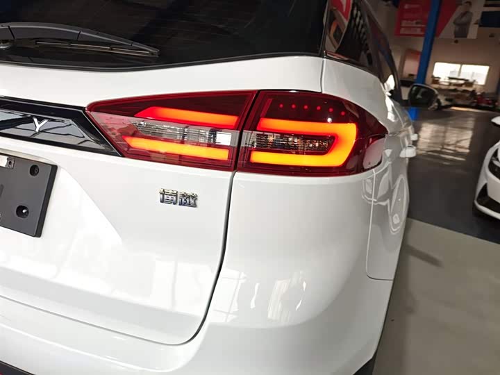 Фото 8 - Geely Atlas