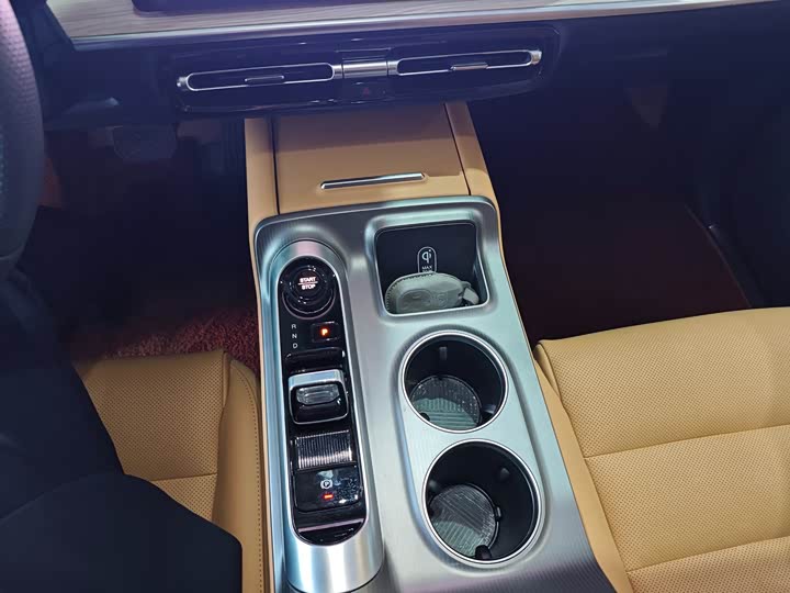 Фото 7 - GAC Trumpchi E8