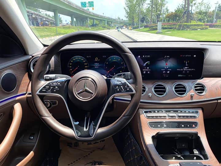 Фото 4 - Mercedes-Benz E-Class