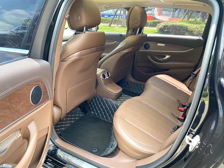 Фото 5 - Mercedes-Benz E-Class