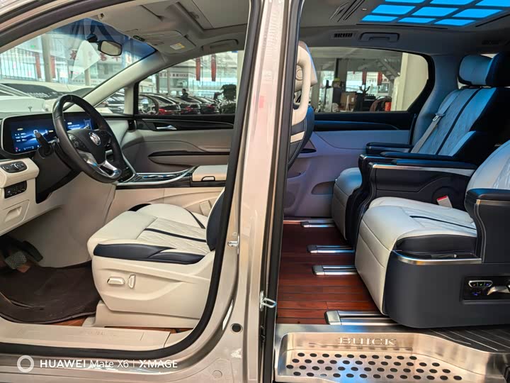 Фото 2 - Buick GL8 ES