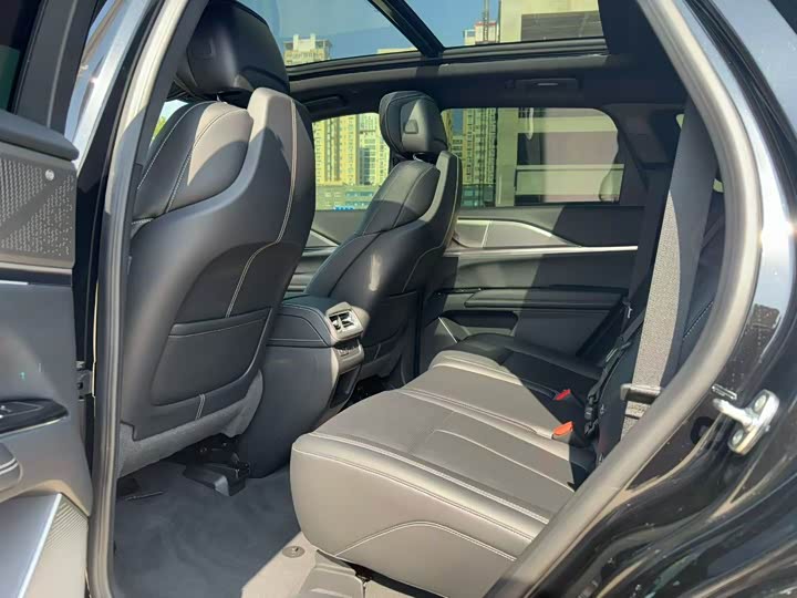 Фото 6 - Cadillac XT5