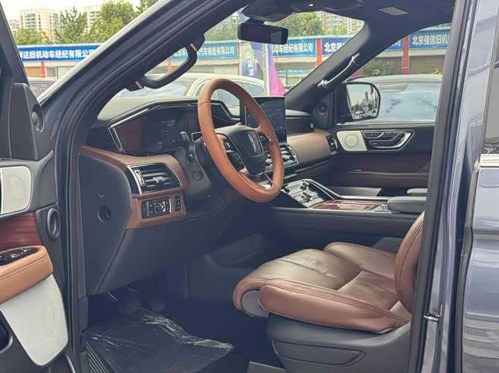 Фото 4 - Lincoln Navigator