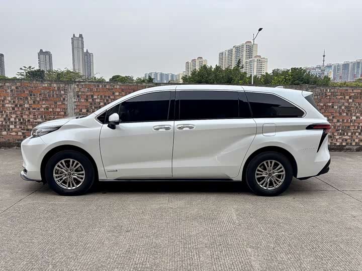 Фото 7 - Toyota Sienna