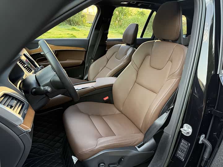 Фото 9 - Volvo XC90