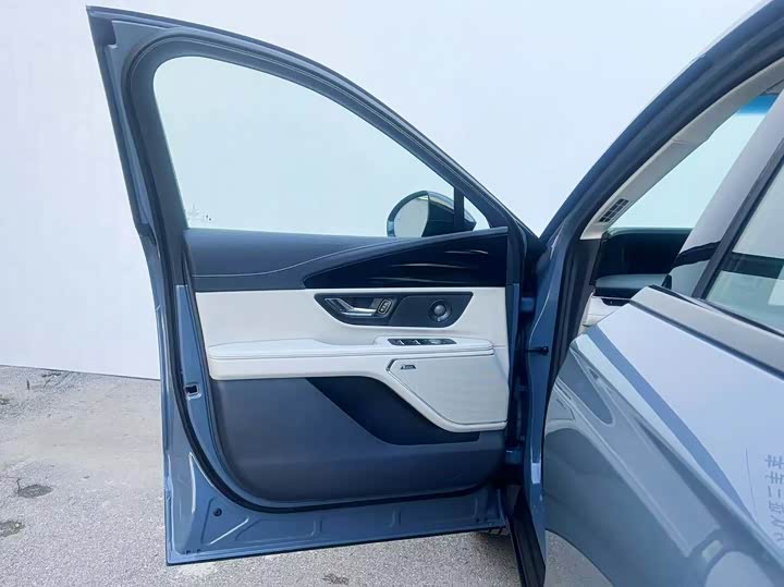 Фото 9 - Lincoln Nautilus