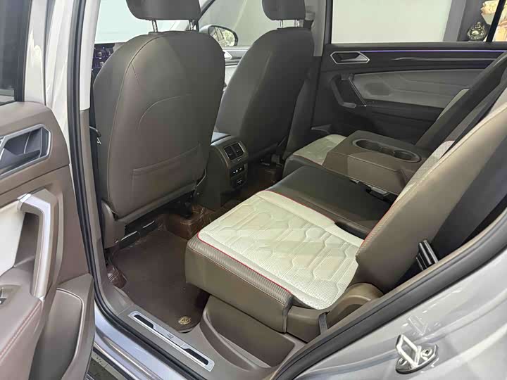 Фото 8 - Volkswagen Tiguan L Pro