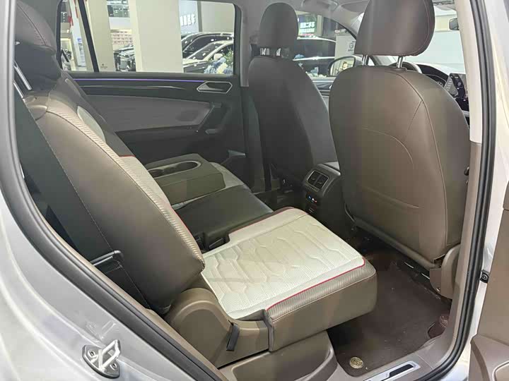 Фото 9 - Volkswagen Tiguan L Pro