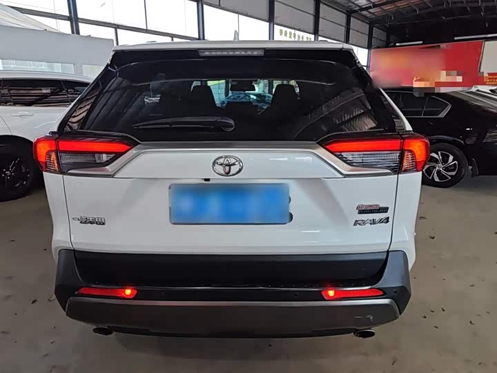 Фото 6 - Toyota RAV4