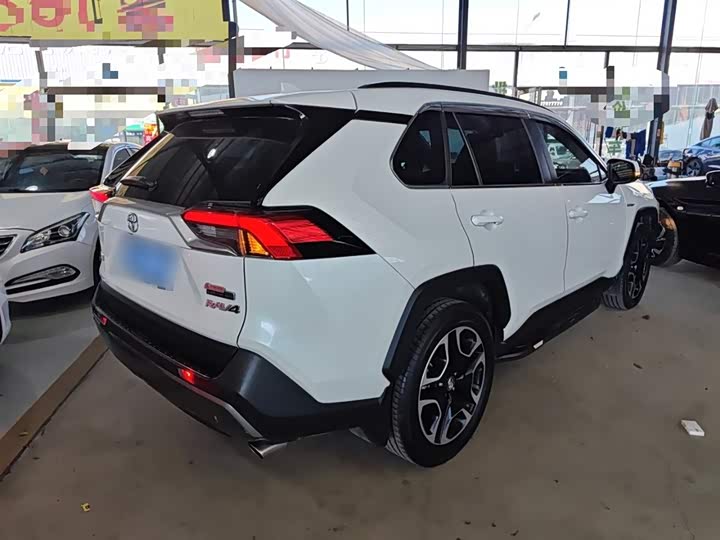 Фото 7 - Toyota RAV4