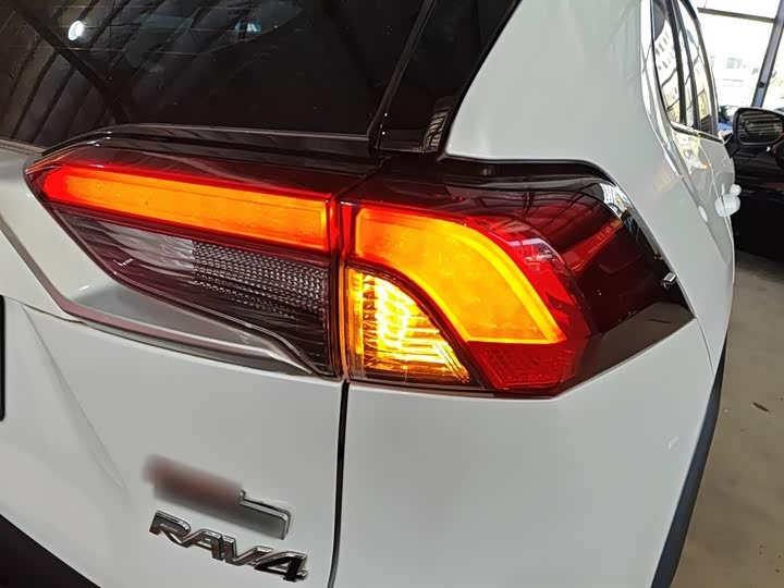 Фото 8 - Toyota RAV4