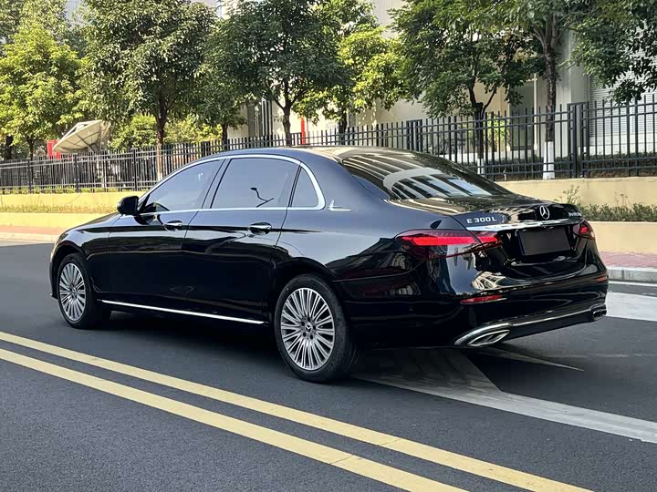 Фото 3 - Mercedes-Benz E-Class