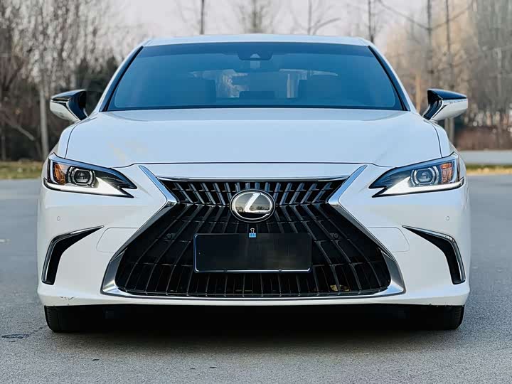 Фото 2 - Lexus ES