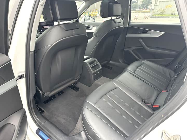 Фото 6 - Audi A4L