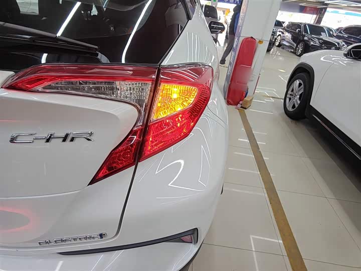 Фото 8 - Toyota C-HR EV