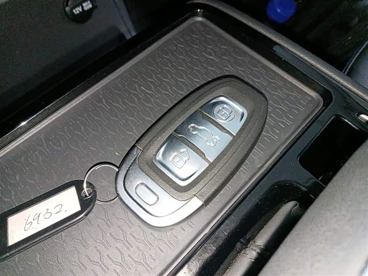 Фото 9 - Hongqi E-QM5