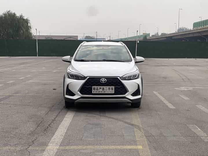 Фото 2 - Toyota Yaris L Hatchback