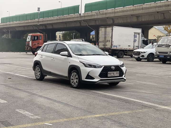 Фото 3 - Toyota Yaris L Hatchback