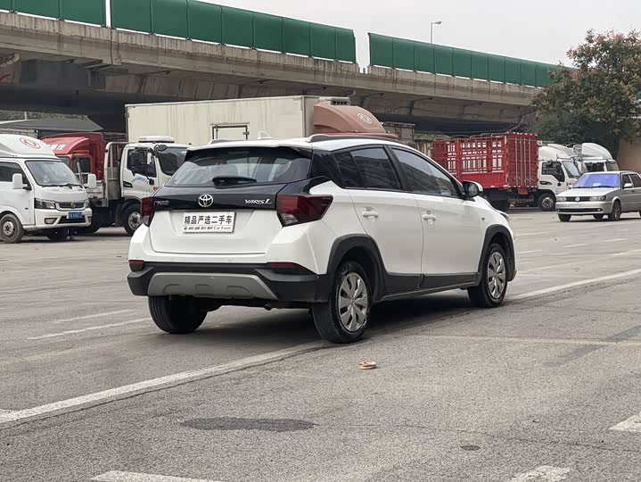 Фото 4 - Toyota Yaris L Hatchback