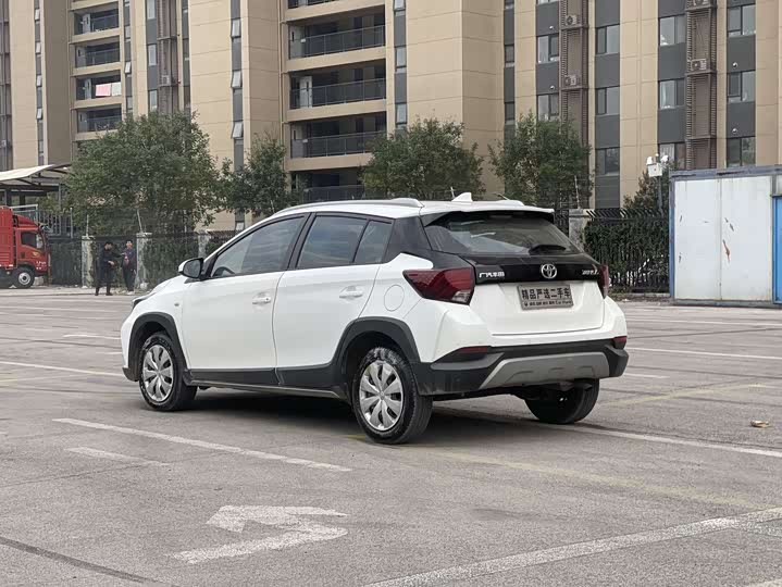 Фото 5 - Toyota Yaris L Hatchback