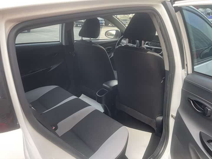 Фото 6 - Toyota Yaris L Hatchback