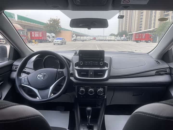 Фото 7 - Toyota Yaris L Hatchback