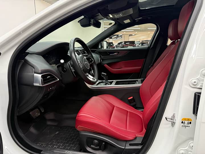 Фото 6 - Jaguar XE L