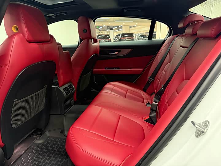 Фото 7 - Jaguar XE L