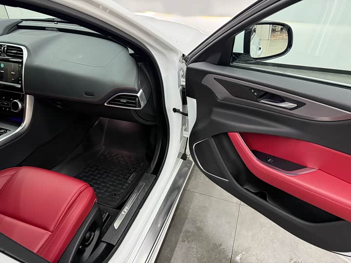 Фото 9 - Jaguar XE L